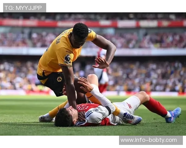 麦克托米奈上半场末段不理智动作遭黄牌处罚引发争议